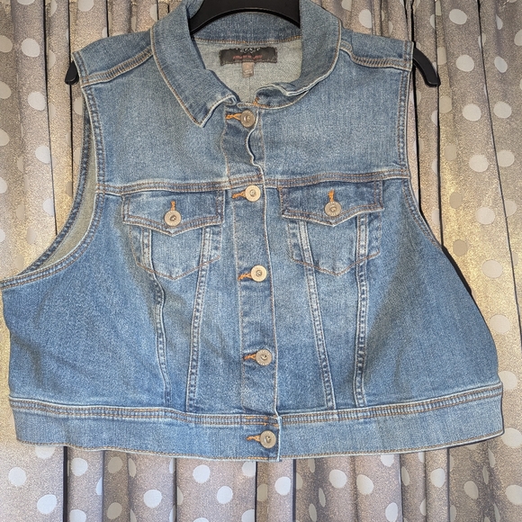 Torrid Cropped Denim Vest 2/2X/18-20 - Picture 8 of 16